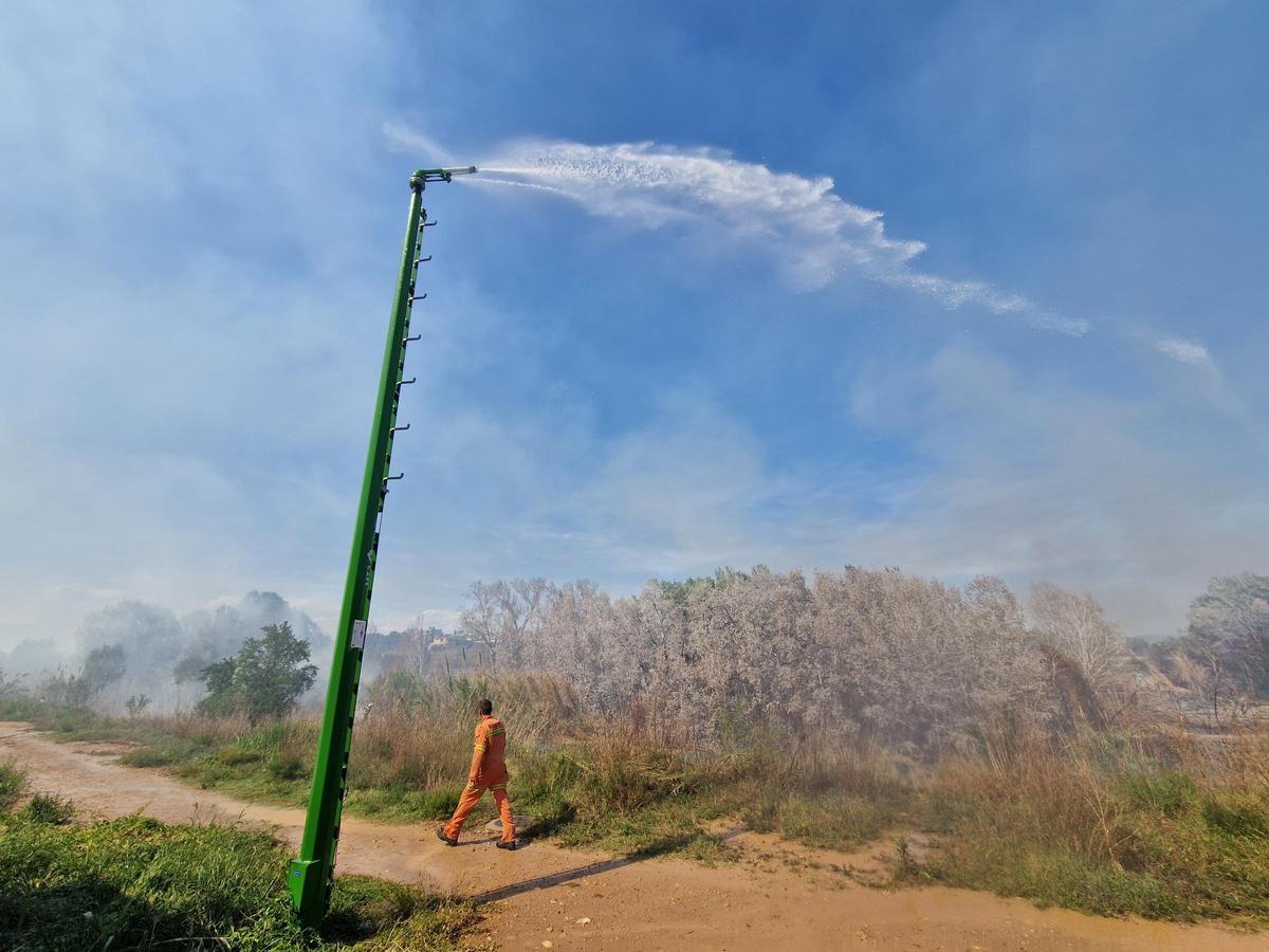 Riba-roja de Túria pone en marcha los 20 cañones de agua en el Parc Fluvial para proteger a las urbanizaciones.