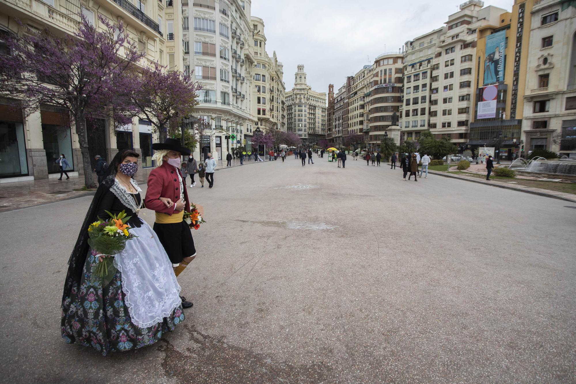 Así estaba en 2020 y así estaba hoy la plaza del Ayuntamiento a la hora de la "mascletà"