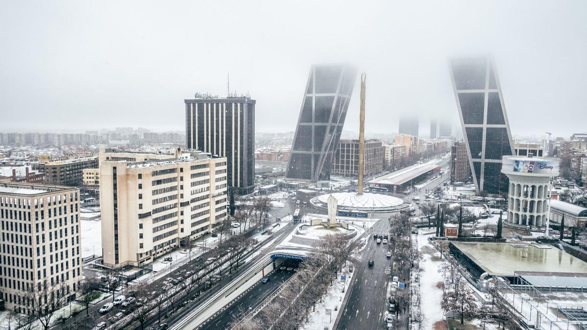 La Guardia Civil auxilia a los coches atascados por el temporal que afecta a más de 75 carreteras
