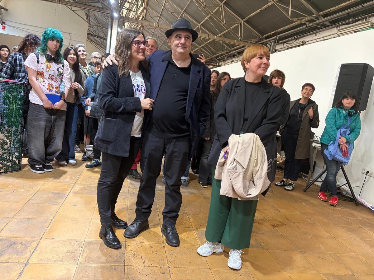 Por la izquierda, Natalia Pastor, Cuco Suárez y Semíramis González en la inauguración de la IV Muestra de Arte Contemporáneo Escolar de Asturias (MACEAS)