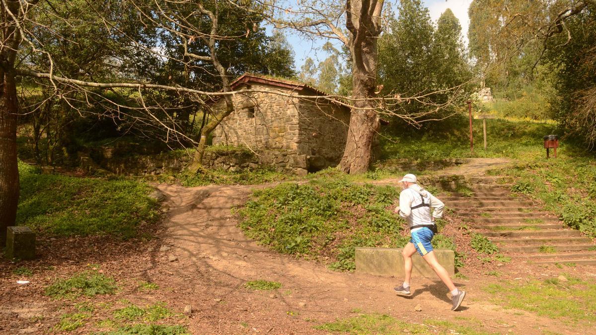 Un hombre corre por la Ruta da Pedra e da Auga, rumbo a la Aldea Labrega