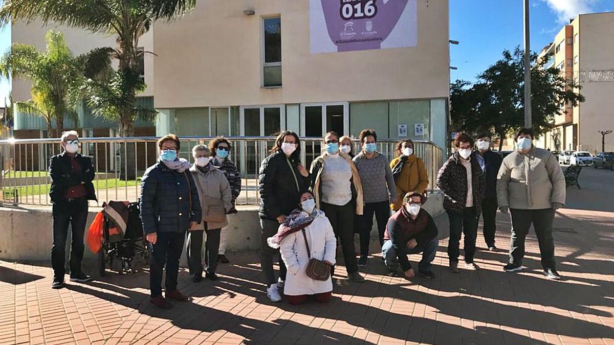 Familiares y usuarios del bus que el Ayuntamiento mantiene sin servicio desde hace 3 meses