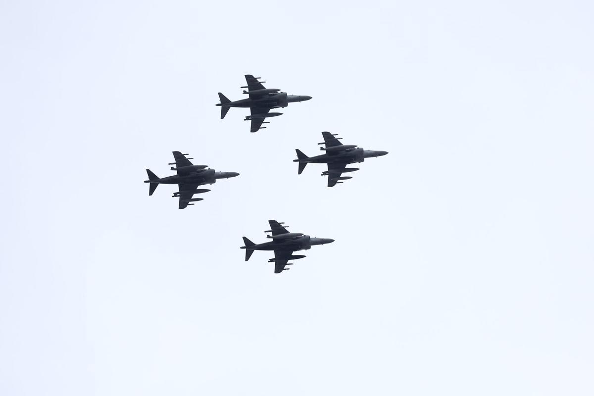 Aviones desfilando durante el acto solemne de homenaje a la bandera nacional y desfile militar por el 12 de octubre, Día de la Hispanidad, en la Plaza de Cánovas del Castillo, a 12 de octubre de 2025, en Madrid (España). Los actos comienzan con el izado de bandera y van seguidos del homenaje a los que dieron la vida por el país. Posteriormente, comienzan los desfiles militares aéreos y terrestres. En total, 3.847 efectivos de las Fuerzas Armadas, las Fuerzas y Cuerpos de Seguridad del Estado y otras instituciones del Estado participarán en el desfile, junto a 229 caballos, 6 perros, 45 aviones y 29 helicópteros. 12 OCTUBRE 2025;DESFILE MILITAR;DÍA DE LA HISPANIDAD Eduardo Parra / Europa Press 12/10/2025. Eduardo Parra;
