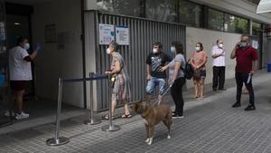 Cola para entrar en el CAP Sant Martí de Provençals, en Barcelona, el pasado 17 de septiembre.