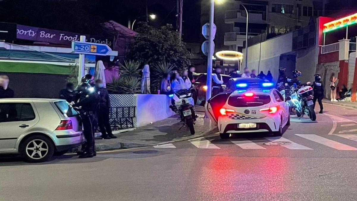 Los agentes, durante el operativo del sábado en Cala Major.