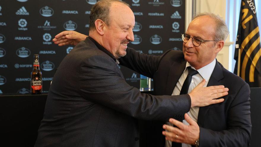 Luis Campos se abraza con Rafa Benítez en la presentación del entrenador del Celta.   | // ALBA VILLAR