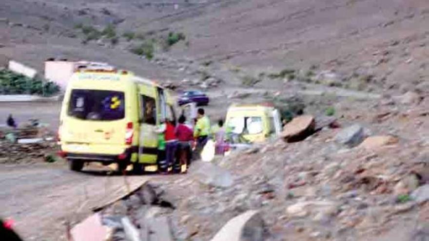 Ambulancias y agentes de la Guardia Civil de Tráfico en la zona donde se produjo el accidente mortal.