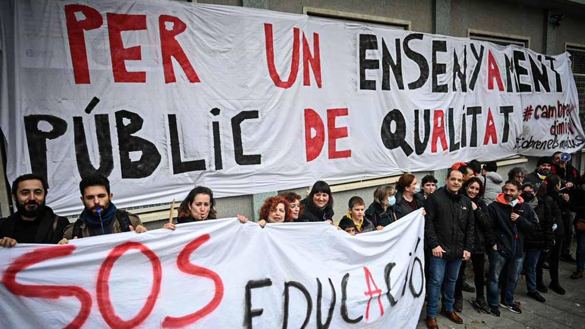Protesta en el Institut Milà i Fontanals de Barcelona en el primer día de huelga.