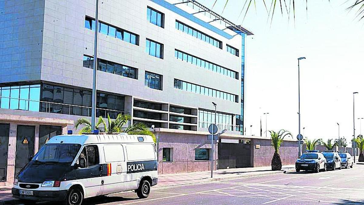 Fachada de la Comisaría del Cuerpo Nacional de Policía.