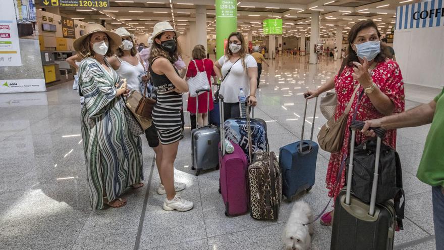 Turistas en el aeropuerto de Palma.