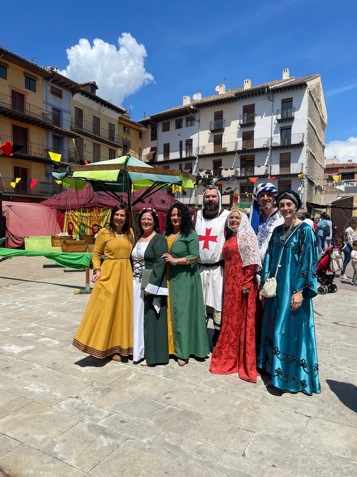 Varias personas ataviadas con los trajes para vivir las Alfonsadas.