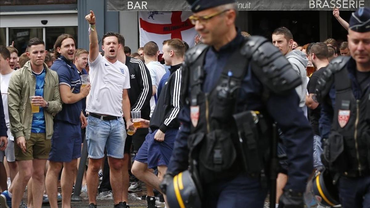 rpaniagua34300489 england supporters sing and gesture to french poli160615223520