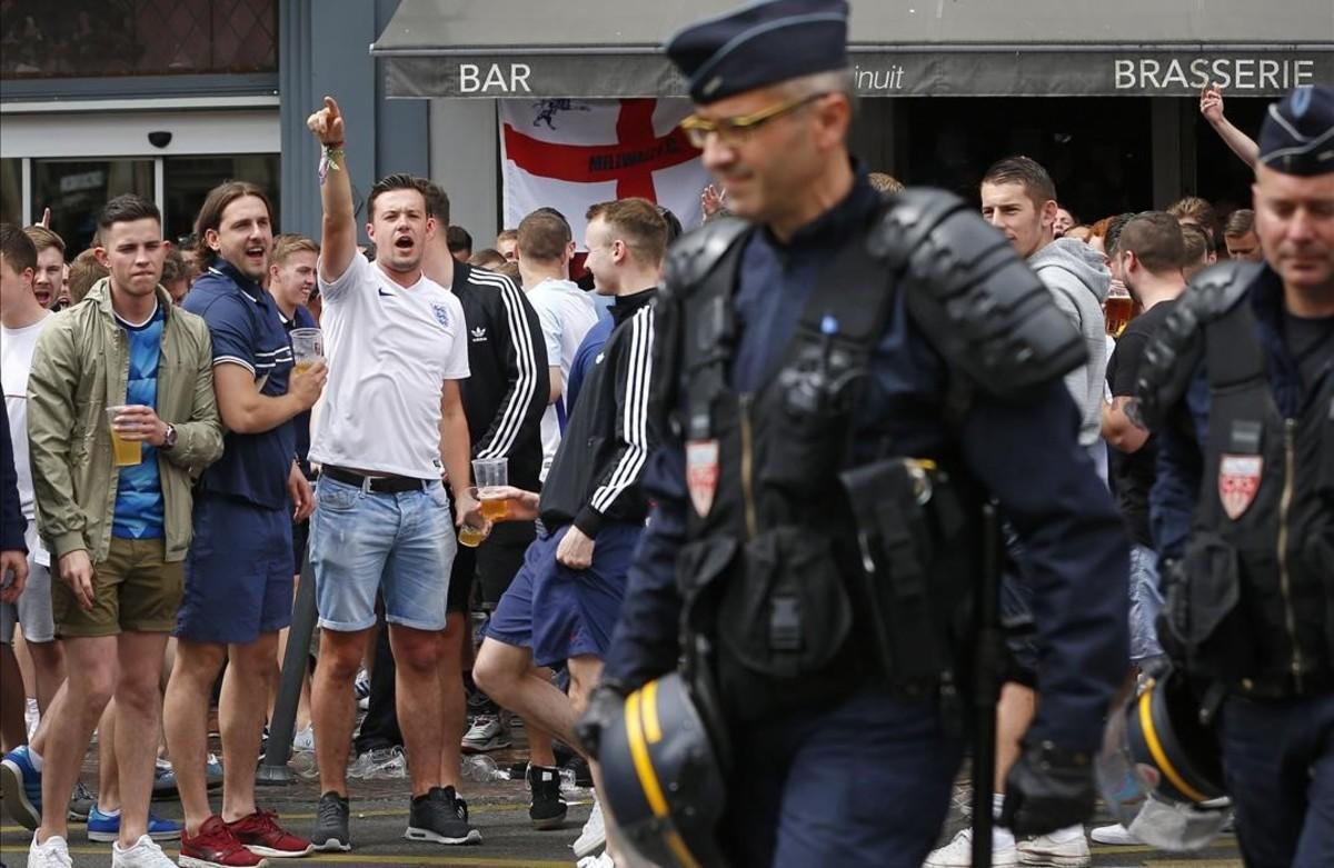 rpaniagua34300489 england supporters sing and gesture to french poli160615223520