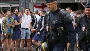 La policía vigila a unos ’hooligans’ británicos en Lille.