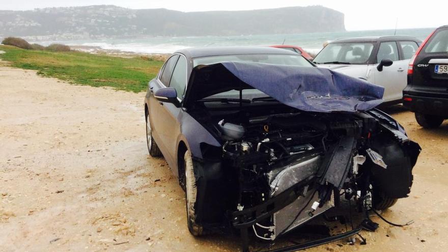 Un coche se sale en la curva del Parador de Xàbia y colisiona con los vehículos aparcados