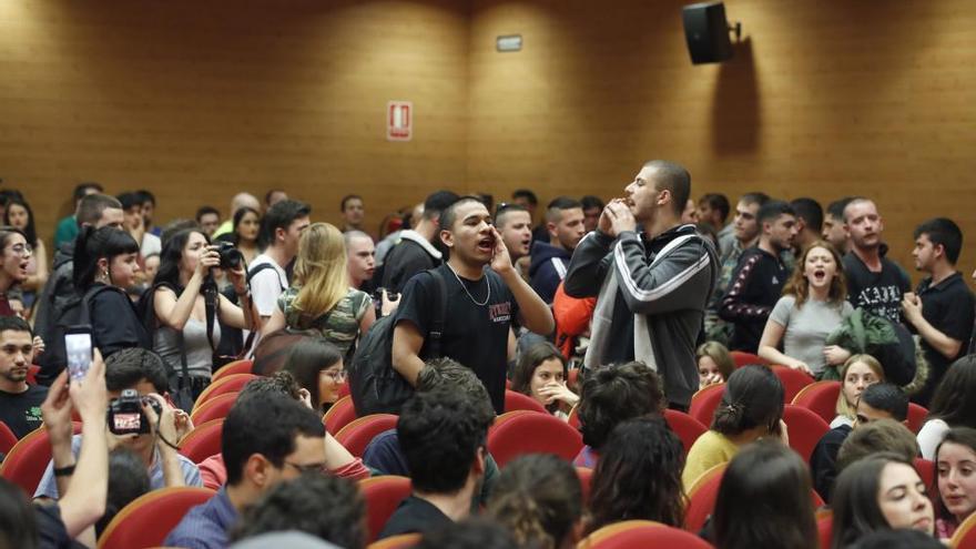 Pablo Iglesias sufre un escrache durante un acto en la Complutense