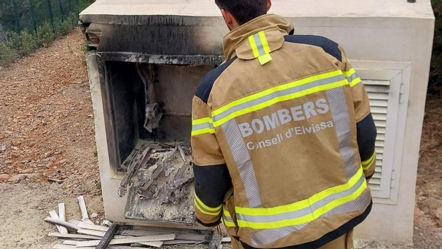 Los bomberos sofocan el incendio de una caseta de contadores en Sant Josep