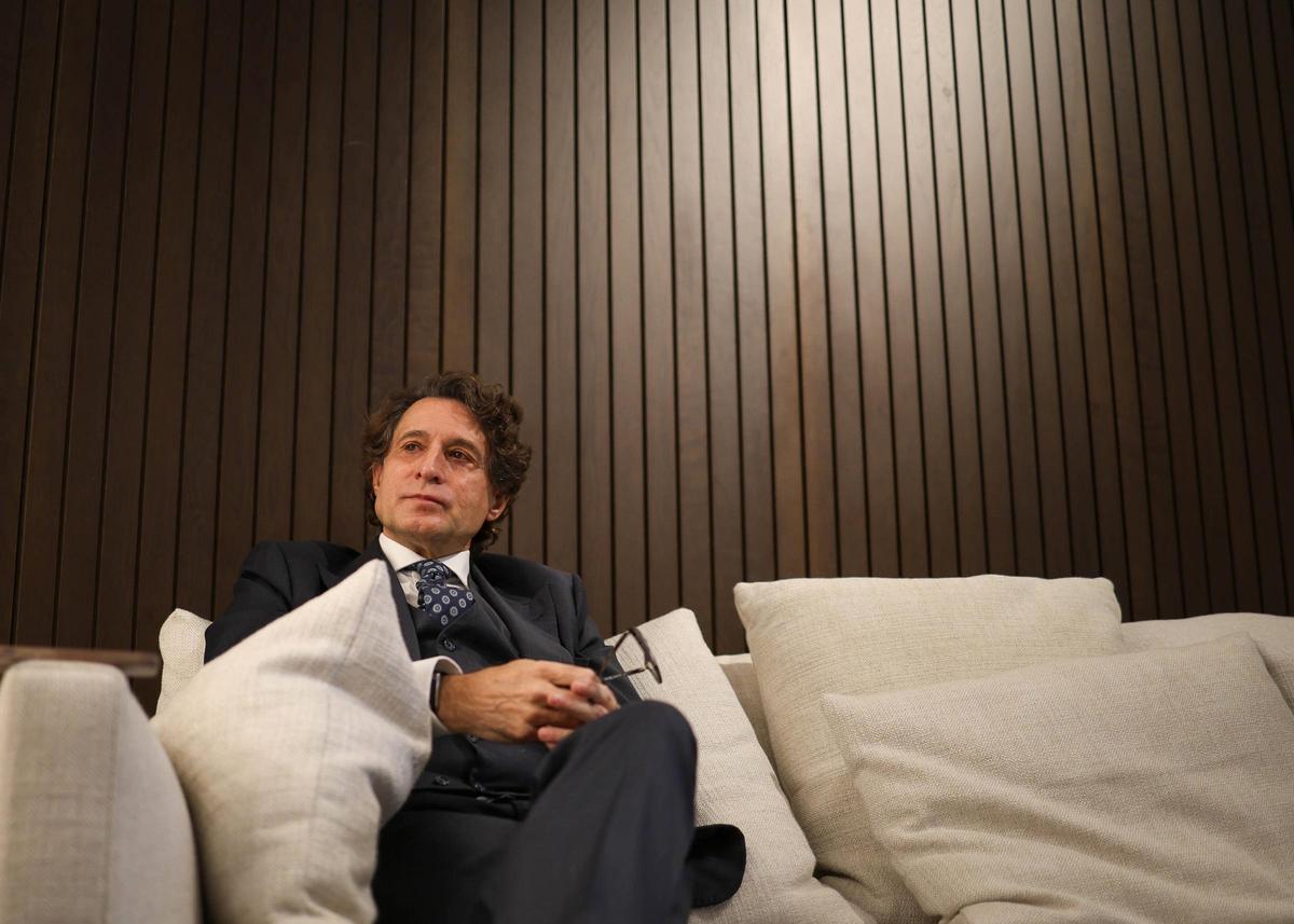 José remohí en su despacho de la plaza del Ayuntamiento durante la entrevista