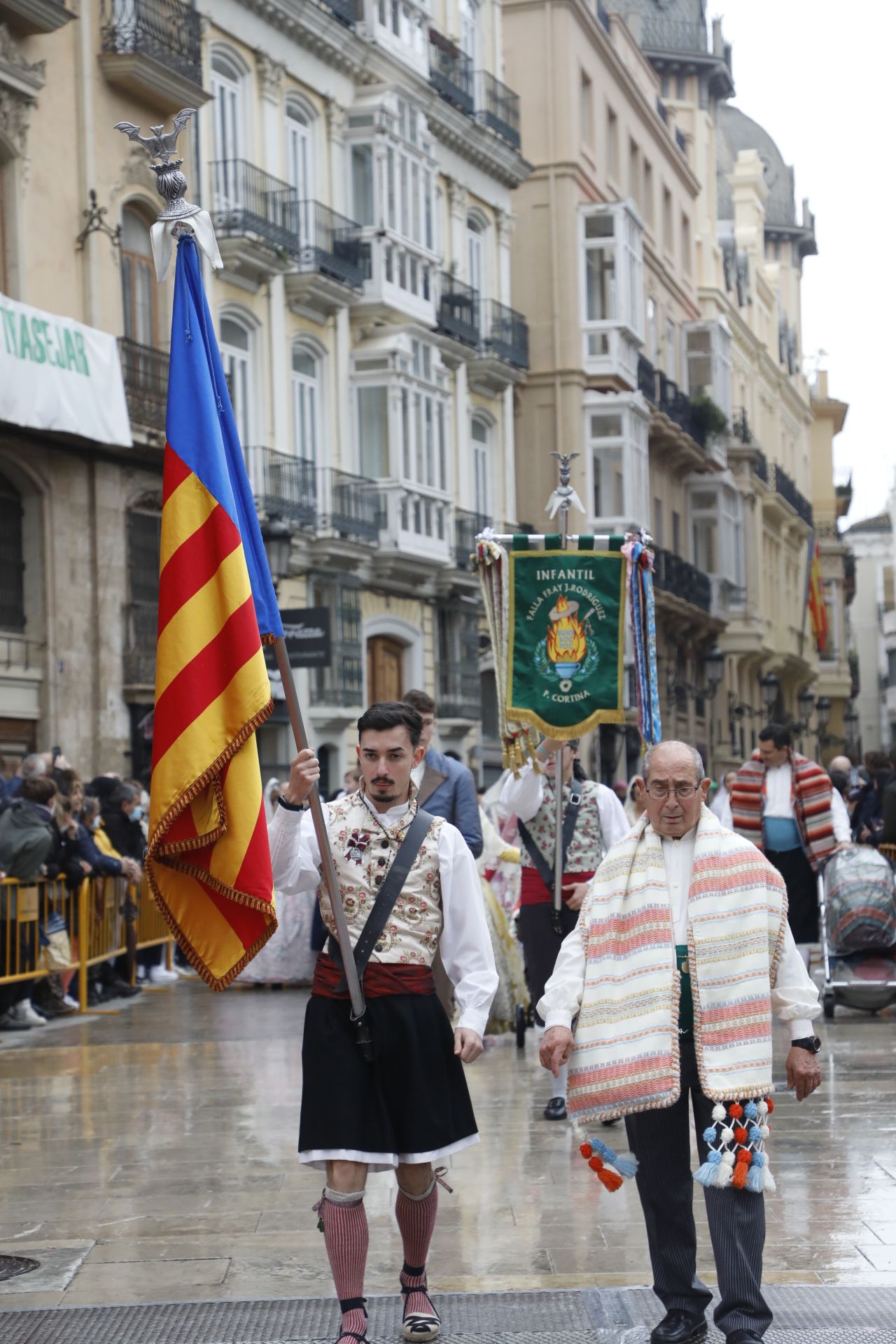 Búscate en el primer día de ofrenda por la calle de Quart (entre las 17:00 a las 18:00 horas)