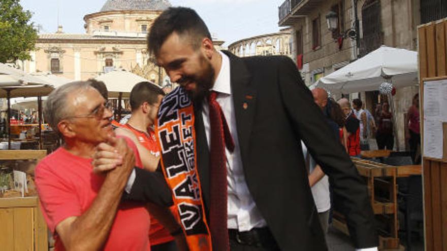 Pierre Oriola, durante las celebraciones por el título de la Liga Endesa.