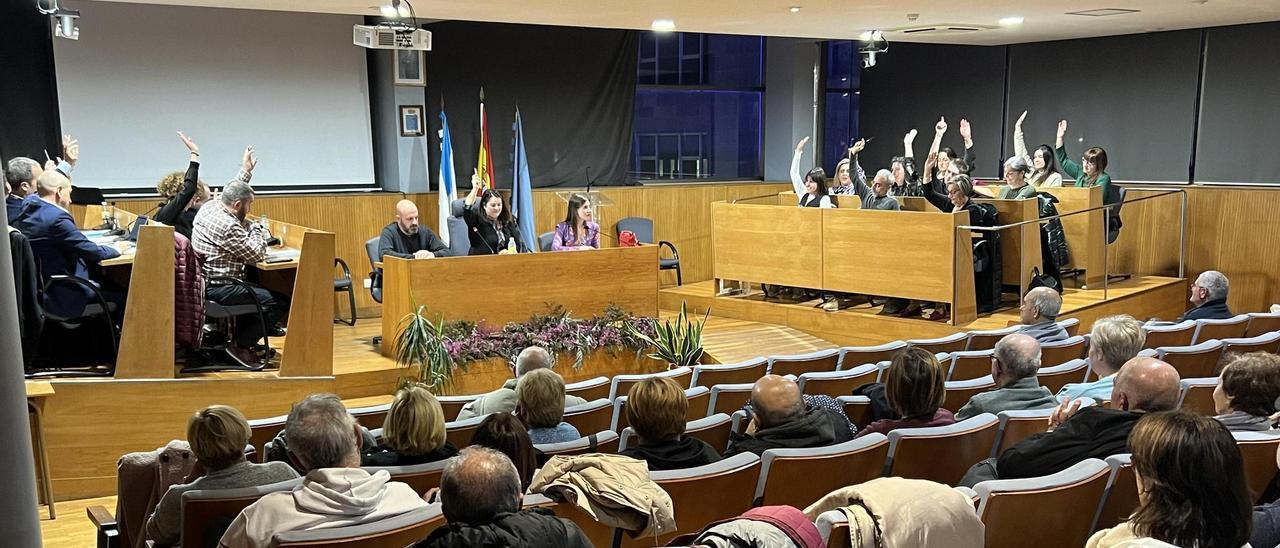 Los grupos políticos, en la votación de uno de los puntos en el Pleno del viernes por la noche en Cangas