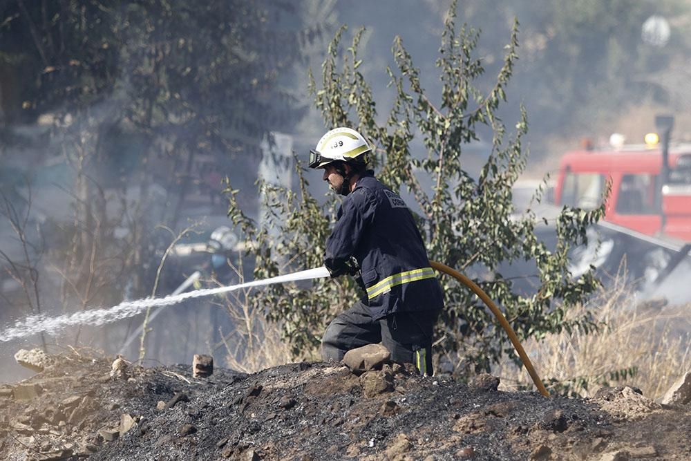 Incendio en el Camino de Carbonell junto a un asentamiento