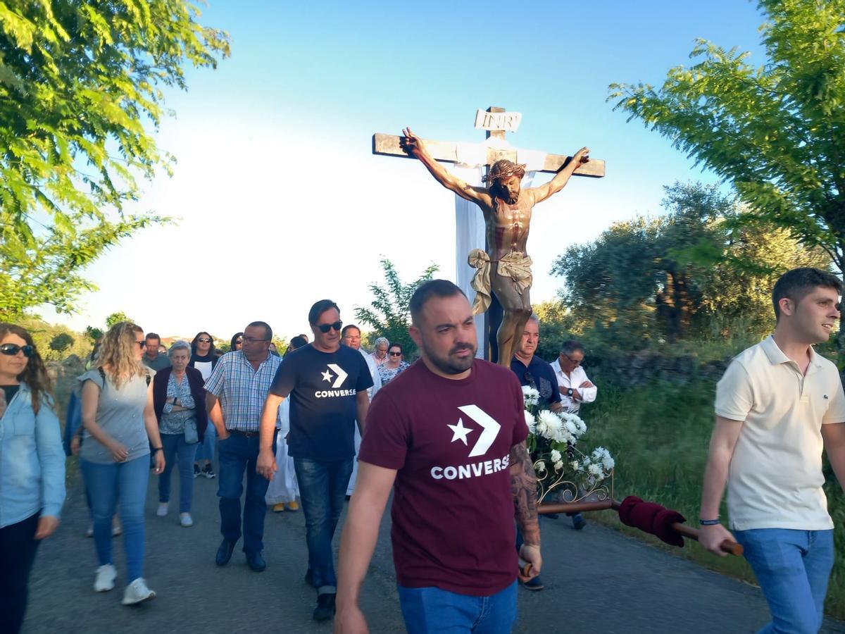 El pueblo cacereño de Abertura saca al Cristo en procesión para que llueva.