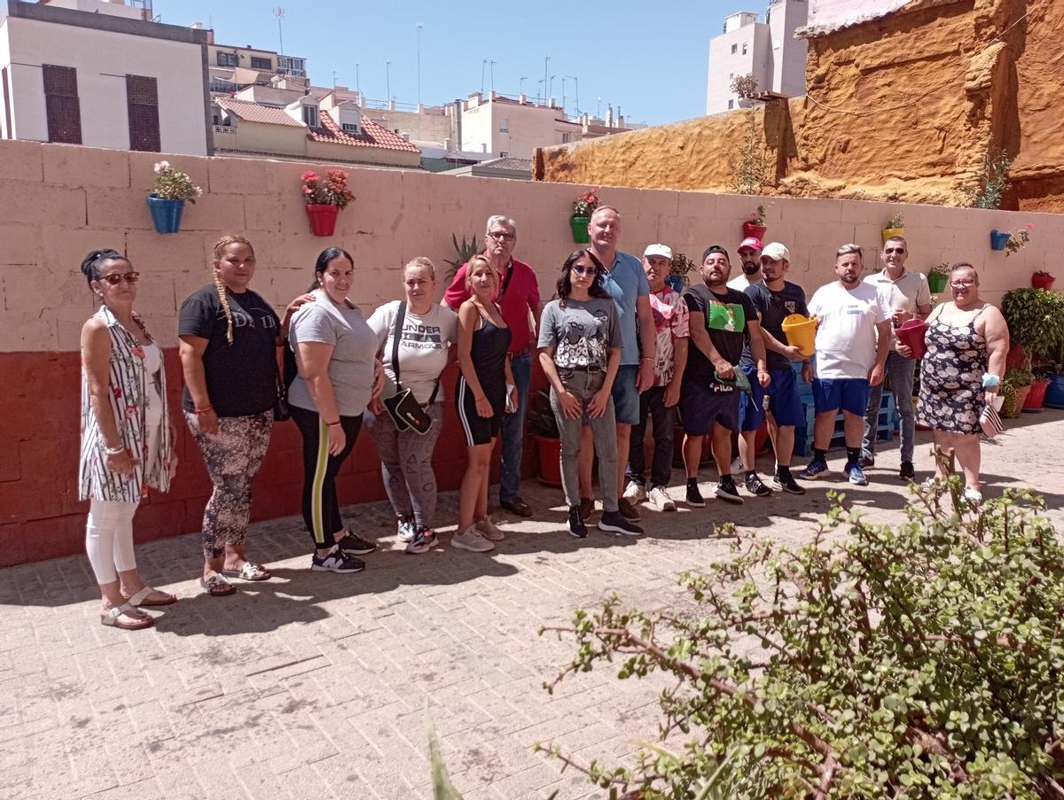 Un grupo de vecinos voluntarios para arreglar la calle Jara.