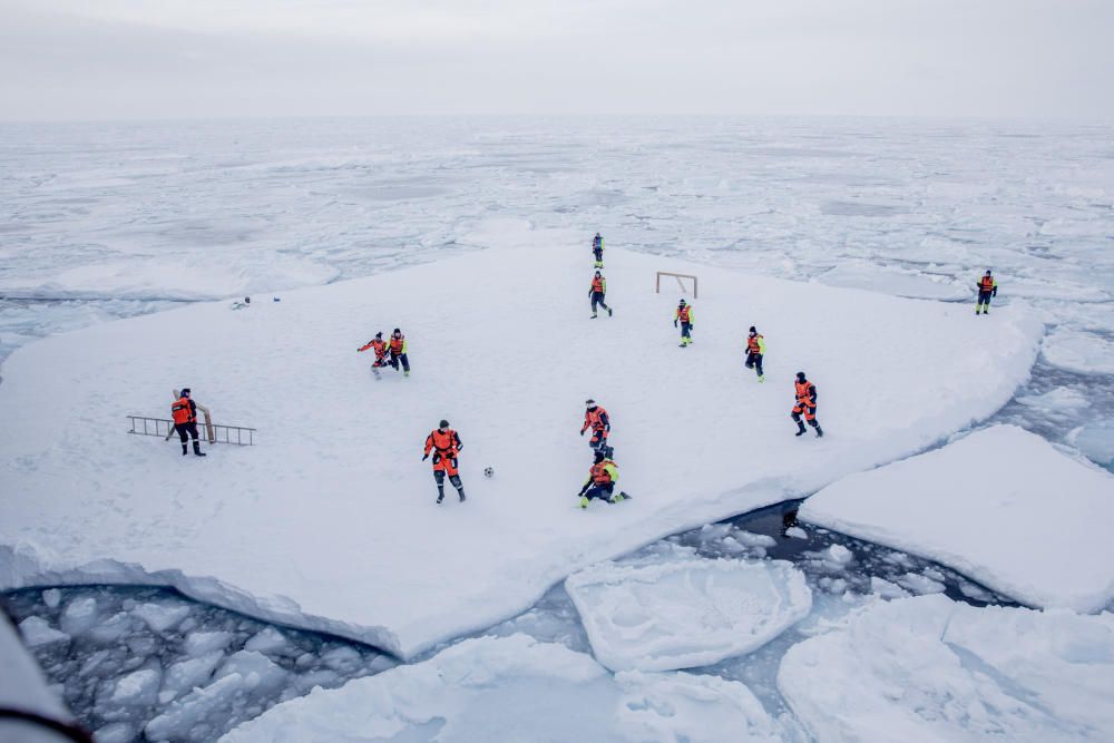 Soldados y científicos noruegos juegan al fútbol sobre un islote de hielo junto a Groenlandia