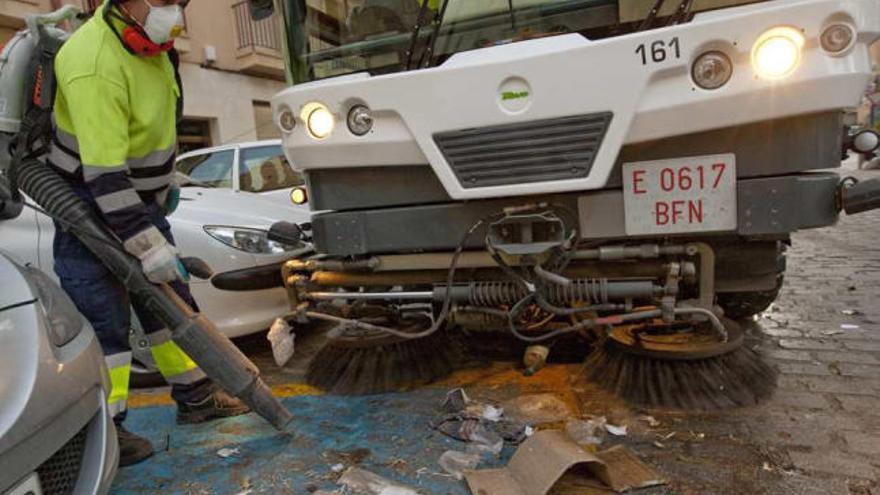 Una imagen de limpieza en las calles de Orihuela que, según el equipo de gobierno, era un falso &quot;espejo&quot; de la realidad.