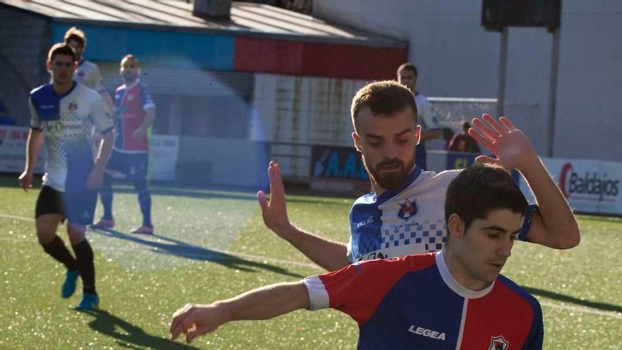 Cris Montes protege el balón ante Álvaro Pozo del Tuilla.