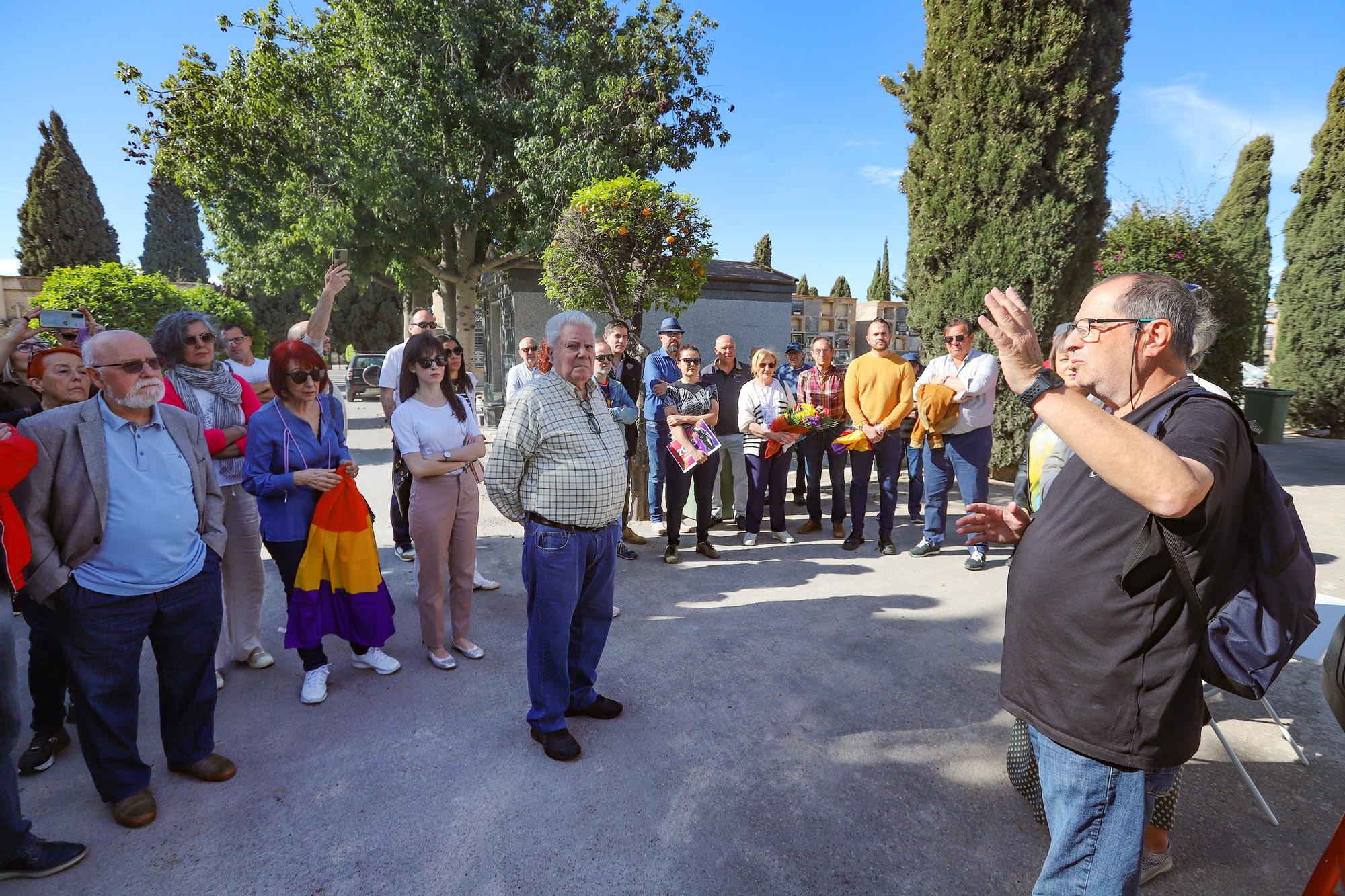 Concentración en el cementerio de Alicante por las personas fueron fusiladas y enterradas por el régimen franquista en fosas comunes