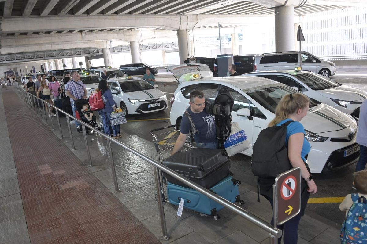 Una avalancha de pasajeros, esta tarde de viernes, atendidos debidamente por taxis suficientes como para evitar las colas