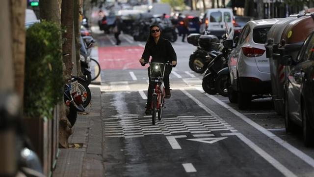 Nuevo carril bici en la calle Londres.