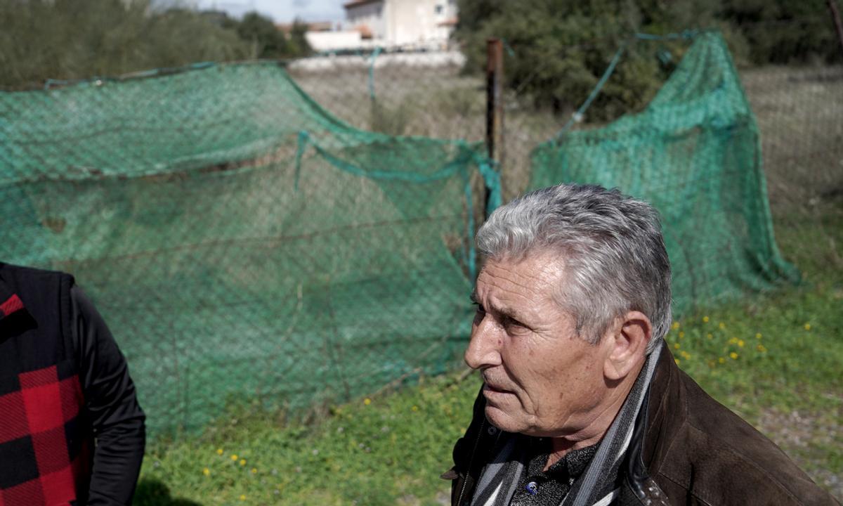 José Antonio Teyssiere, presidente de la asociación de vecinos de El Tallar (Mejorada del Campo), en uno de los caminos de la urbanización.