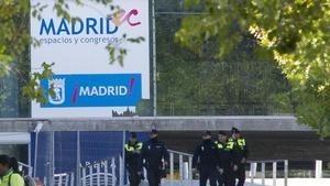 Policías en el exterior del pabellón Madrid Arena, horas después de la desgracia.