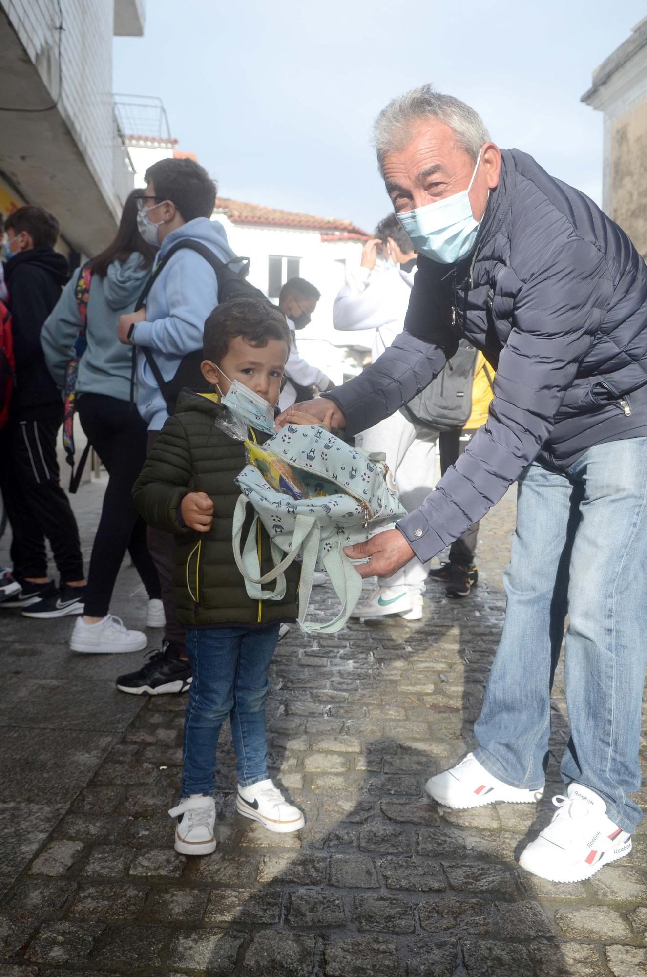 Los niños de A Illa mantienen vivo el "Día de Pedir"