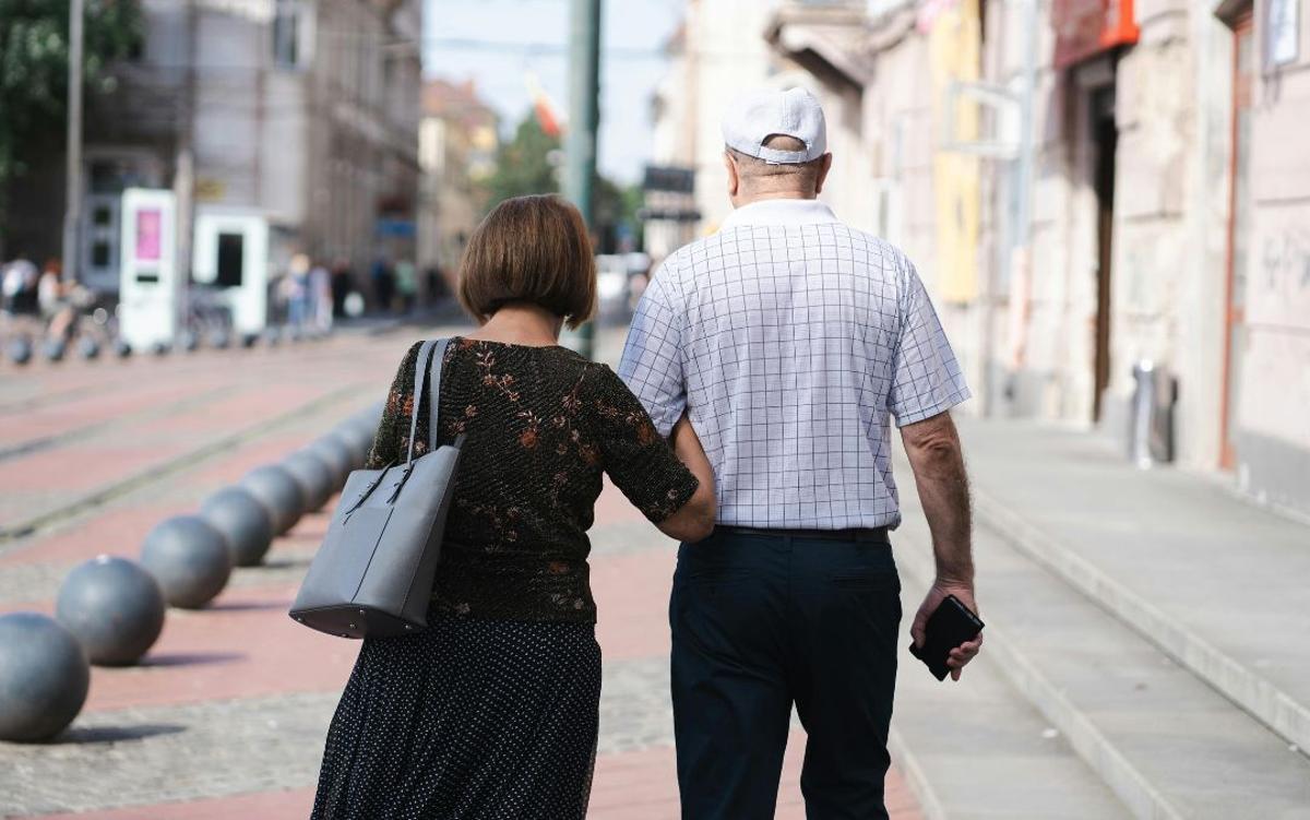 Dos personas mayores disfrutando de un viaje de vacaciones.