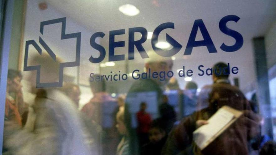 Varios pacientes en el interior de un ambulatorio gallego.