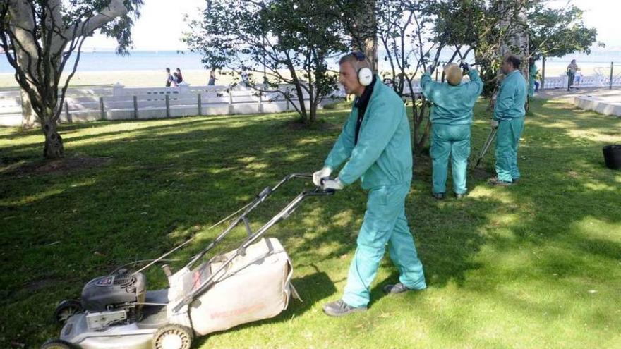 Usuarios de Lar haciendo las prácticas de mantenimiento de jardines en el parque de la Compostela. //N.P.