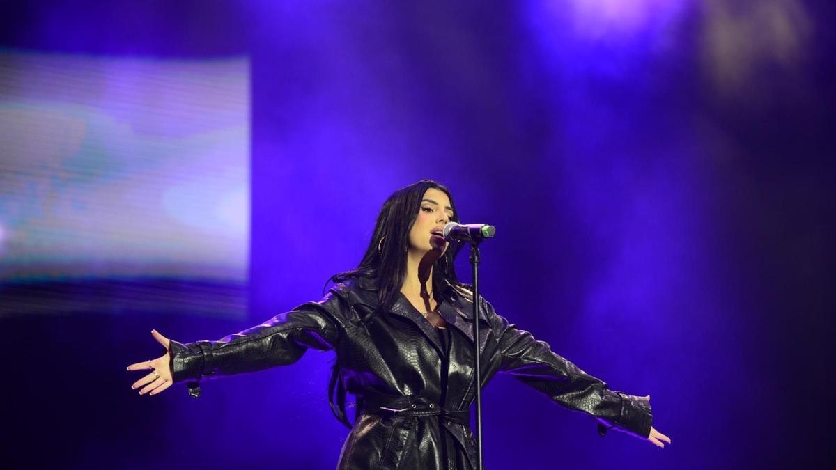 La cantante Naiara, durante su actuación en las Fiestas del Pilar de 2024