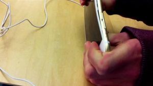 Dos joves van a una Apple Store per intentar demostrar com es dobleguen els nous iPhone.
