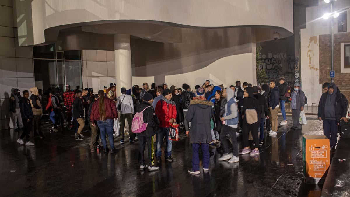 Ambiente ante el Macba, en Nochebuena, 30 minutos antes de ser desalojados de la calle por el toque de queda.