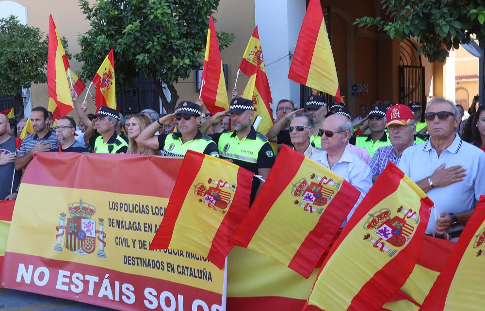 La Policía Local de Málaga organiza ante su sede una concentración en apoyo de los policías nacionales y los guardia civiles que se han desplazado a Cataluña con motivo del referéndum del 1-O