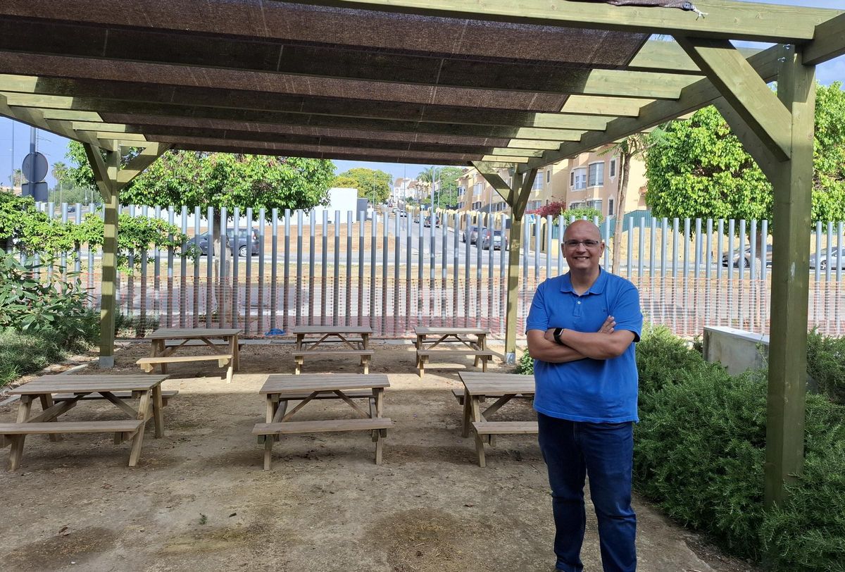 Aurelio Caballero, director del CEIP Flor de Azahar, en un espacio exterior recién estrenado.