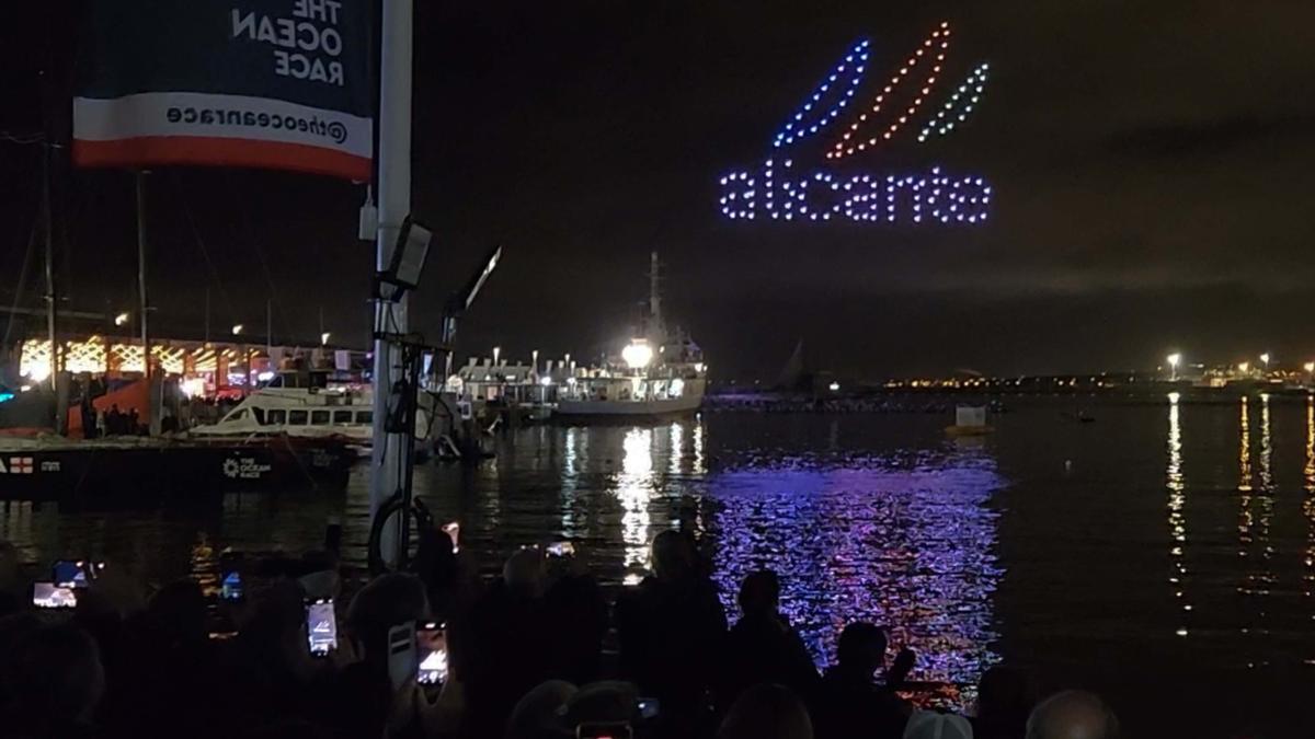 El espectáculo de los drones ilumina la Ocean Race en el puerto de Alicante