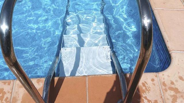 Nueva escalera en las piscinas de Almonacid.