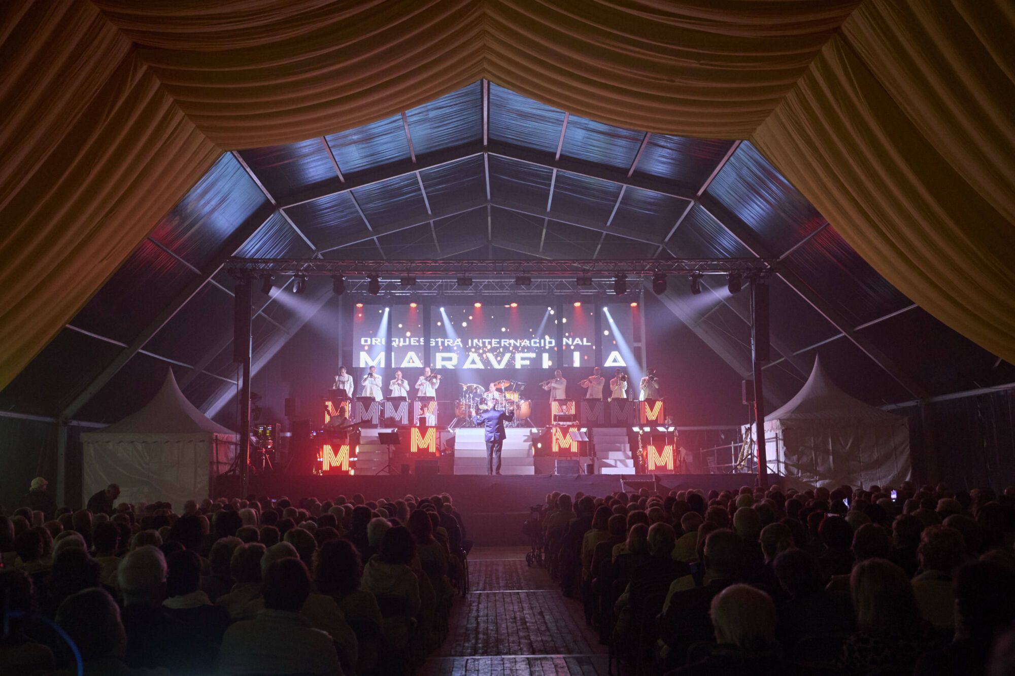 Ball amb  l'orquestra Malavella a l'embalat de la plaça Miquel de Palol