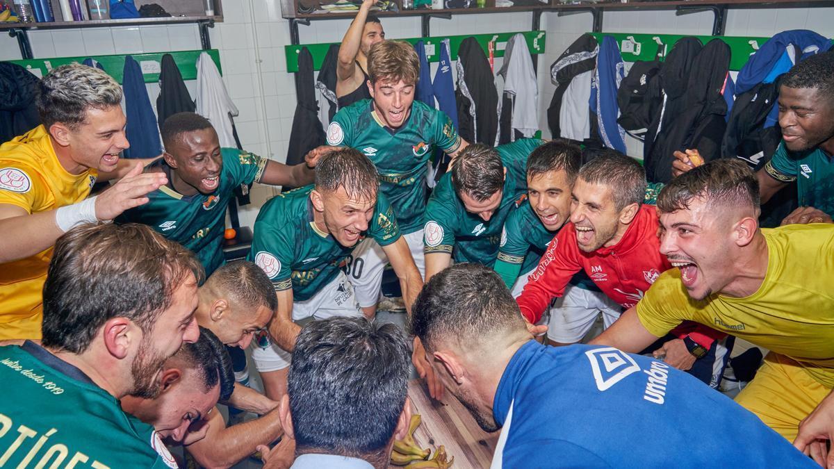 Celebración del Cacereño tras ganar al Girona 2-1.