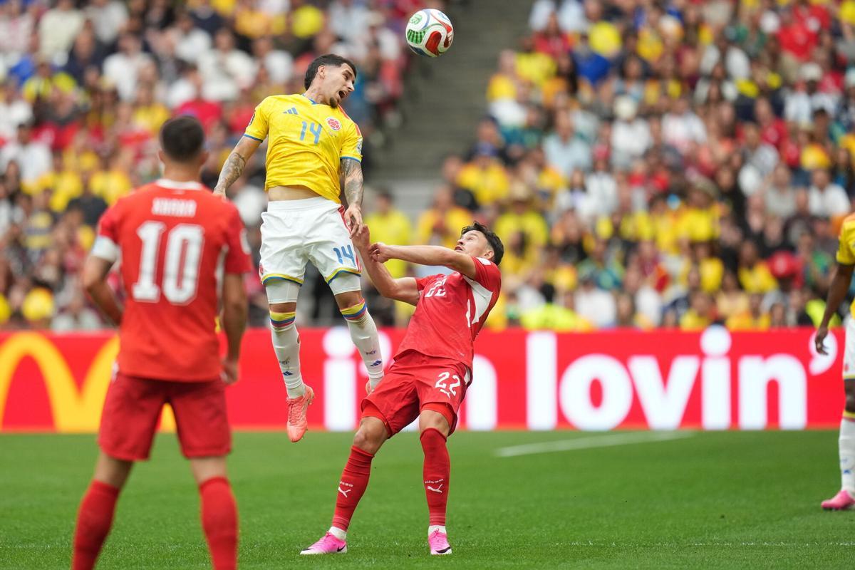 VANCOUVER (Canada), 07/07/2026.- Gustavo Puerta of Colombia (L) in action against Fabian Rieder of Switzerland (R) during the FIFA World Cup 2026 Round of 16 match Switzerland against Colombia, in Vancouver, Canada, 07 July 2026. (Suiza) EFE/EPA/BOB FRID